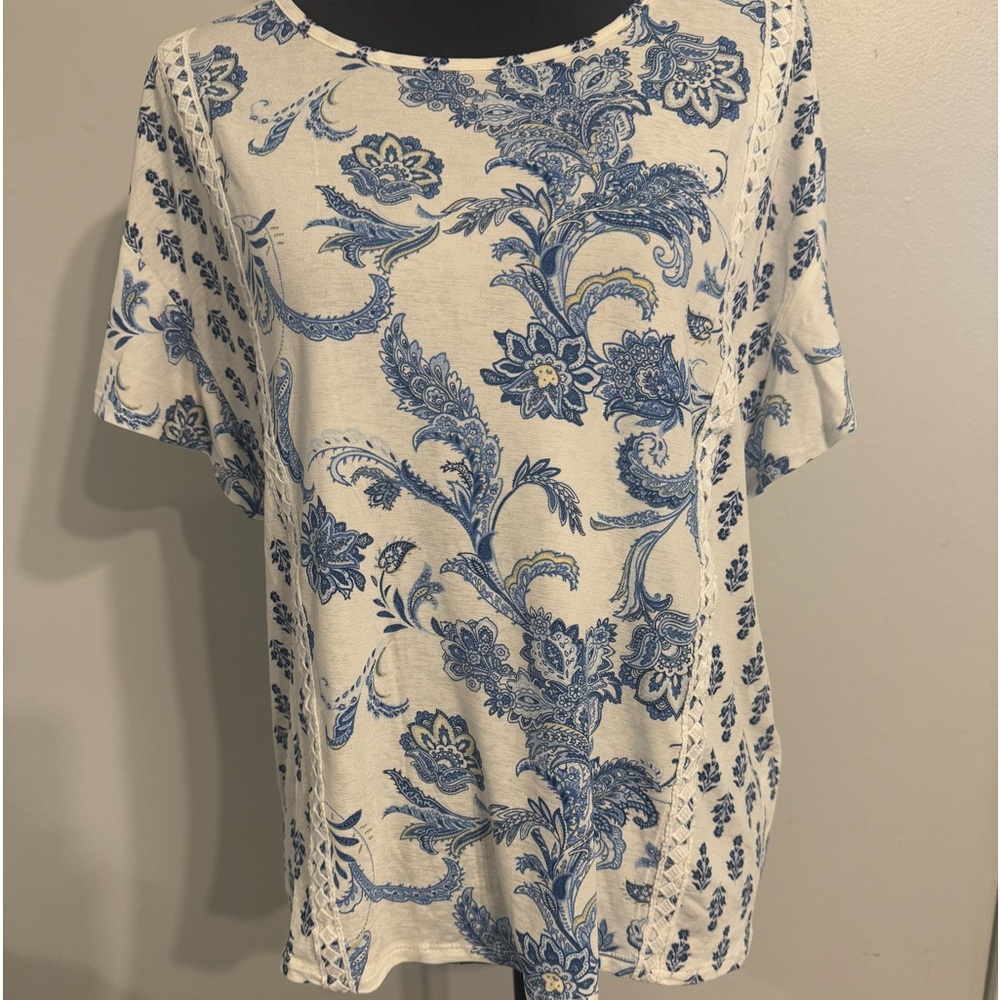 Blue and white paisley top. Short sleeves size XL